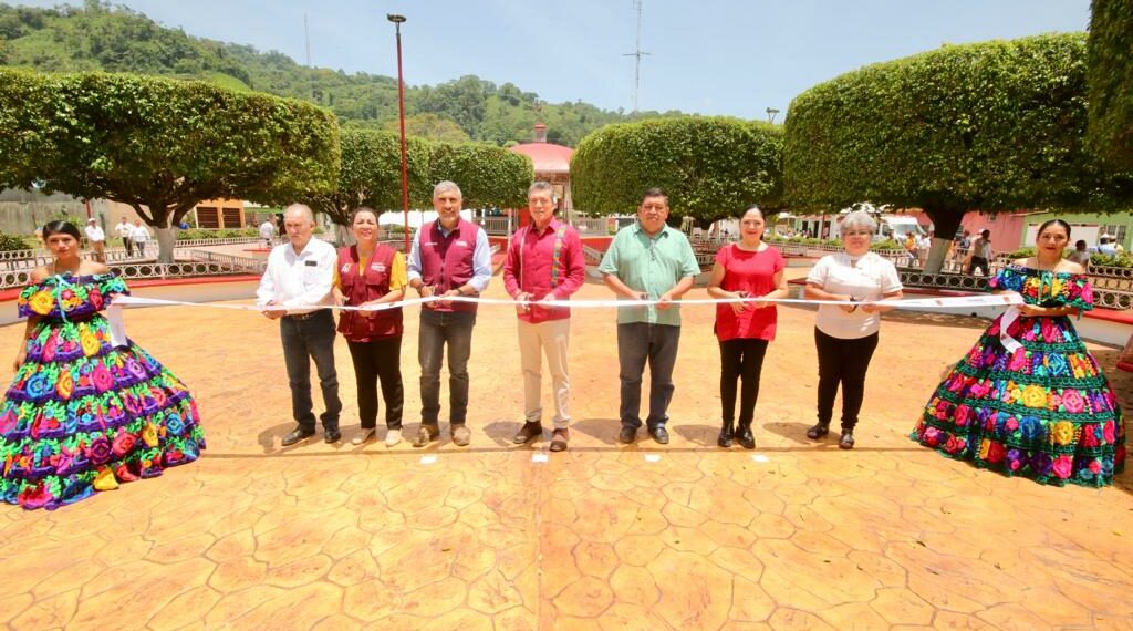 En Ixtapangajoya, inaugura Rutilio Escandón rehabilitación del Parque Central