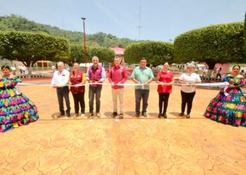 En Ixtapangajoya, inaugura Rutilio Escandón rehabilitación del Parque Central