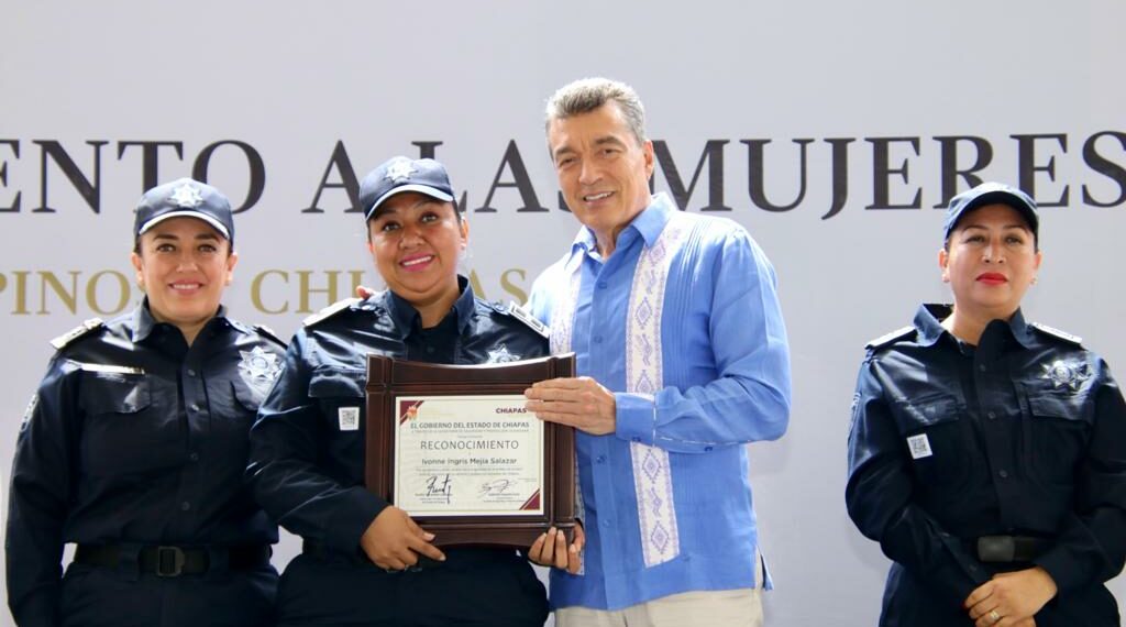 Rutilio Escandón entrega reconocimientos a mujeres policías de la SSyPC