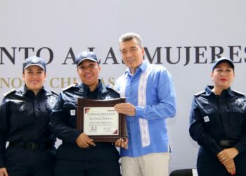 Rutilio Escandón entrega reconocimientos a mujeres policías de la SSyPC
