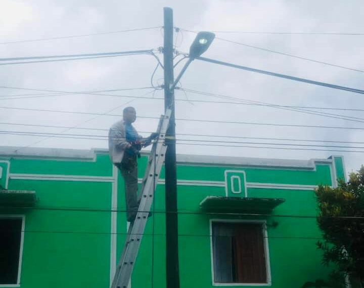 Servicios Públicos Municipal, atiende mantenimiento de Iluminarias en Santo Domingo