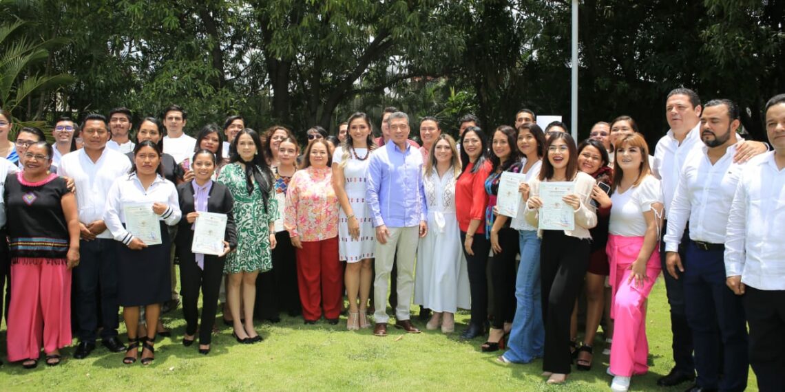 Entrega Rutilio Escandón reconocimientos a jóvenes participantes del Curso Formación en Cultura Política