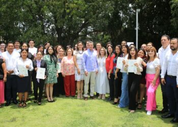 Entrega Rutilio Escandón reconocimientos a jóvenes participantes del Curso Formación en Cultura Política