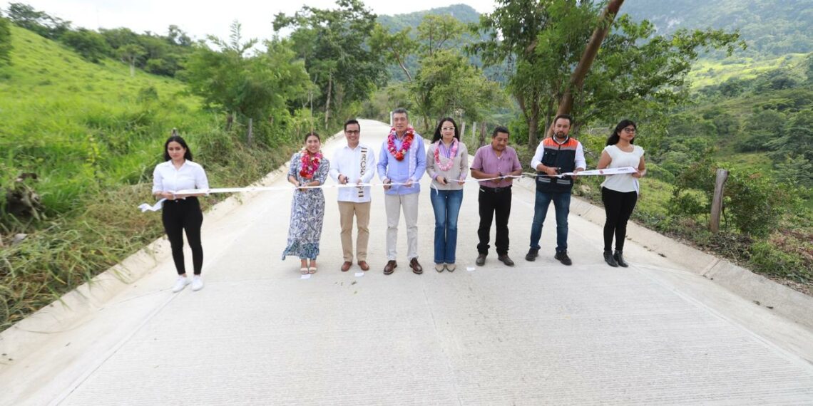 En Berriozábal, Rutilio Escandón inaugura la pavimentación de la entrada a la localidad Las Maravillas