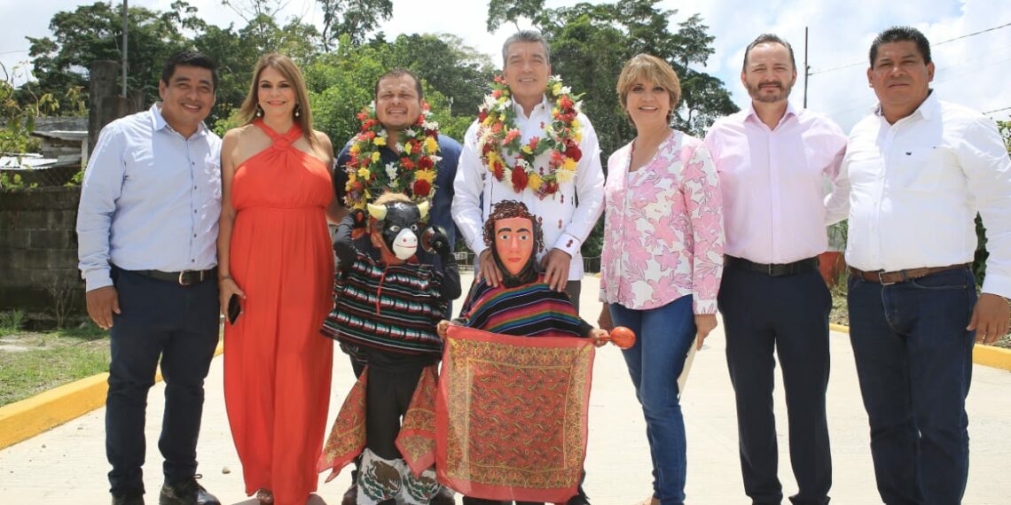 En Cacahoatán, inaugura Rutilio Escandón pavimentación de calles con concreto hidráulico