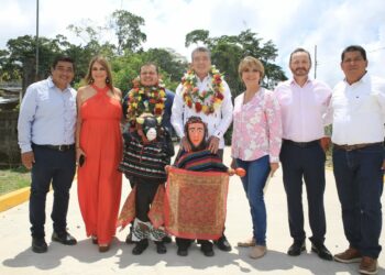 En Cacahoatán, inaugura Rutilio Escandón pavimentación de calles con concreto hidráulico