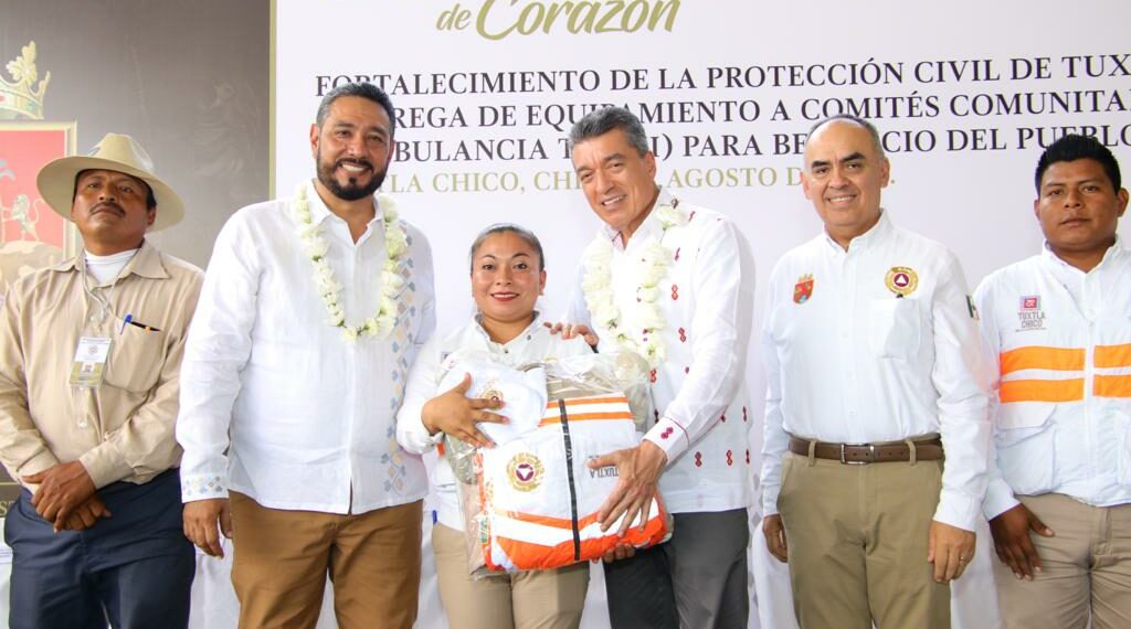 Rutilio Escandón entrega equipamiento y ambulancia para fortalecer acciones de protección civil en Tuxtla Chico
