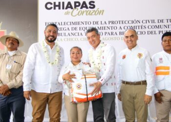 Rutilio Escandón entrega equipamiento y ambulancia para fortalecer acciones de protección civil en Tuxtla Chico