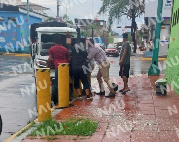 Motocarro se estrella contra un muro de contención del par vial