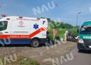 Motocicleta se impacta en la parte trasera de una combi