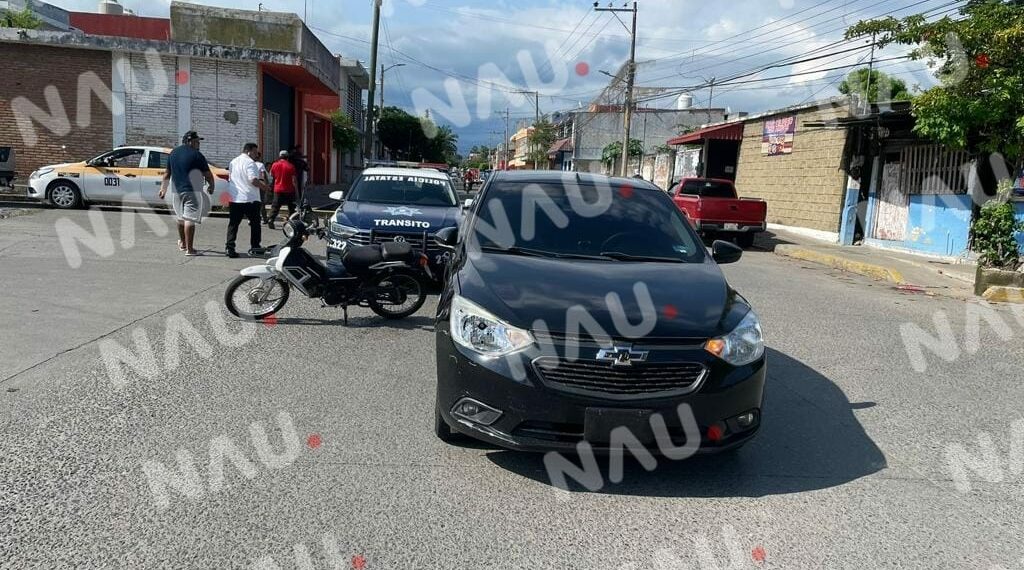 Mujer motociclista hace corte de circulación a un vehículo