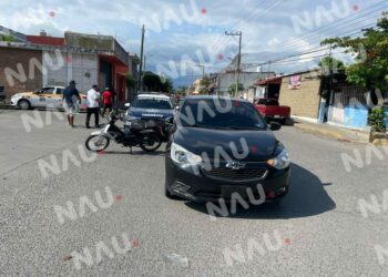 Mujer motociclista hace corte de circulación a un vehículo