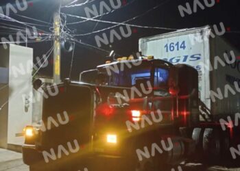 Un tráiler derribó cables de luz en la 15a avenida norte Lomas de Sayula