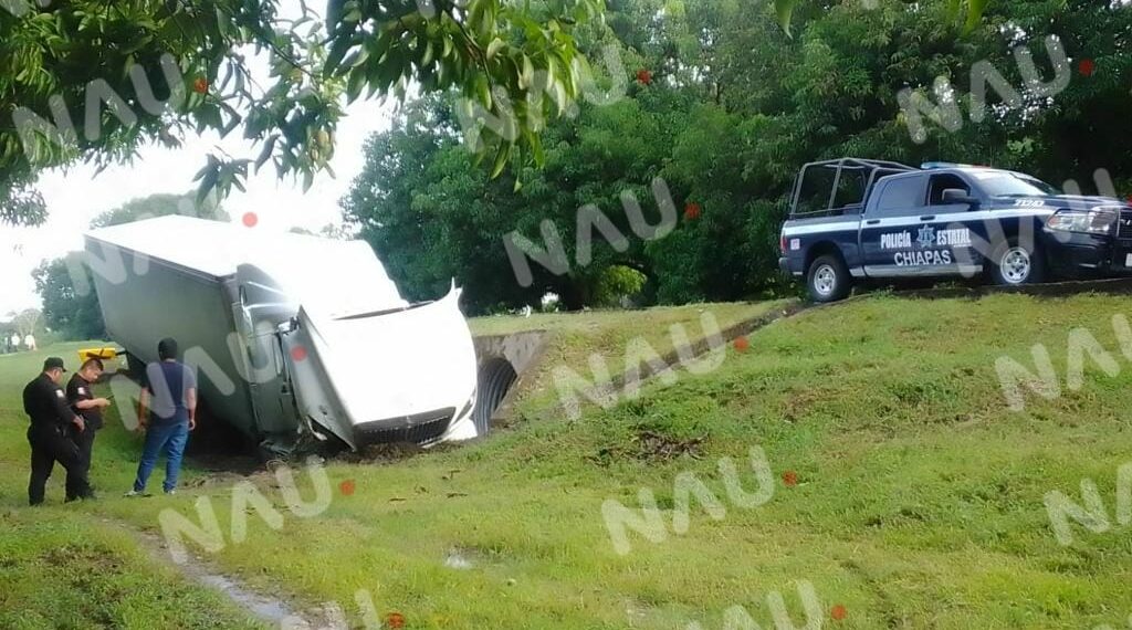 Un tráiler volcó en la carretera costera en el tramo Mapastepec Tapachula
