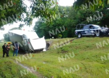 Un tráiler volcó en la carretera costera en el tramo Mapastepec Tapachula