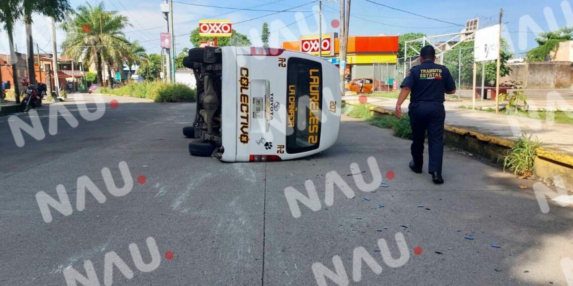 Vuelca combi, tras ser chocada por un vehículo en el fraccionamiento Santa Clara