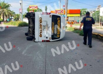 Vuelca combi, tras ser chocada por un vehículo en el fraccionamiento Santa Clara