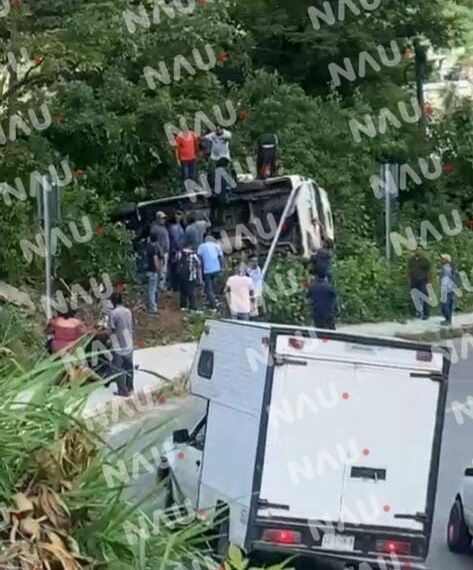 10 Lesionados deja volcadura de combi de pasaje de la empresa San Francisco