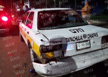 Motociclista lesionado al chocar por alcance contra taxi