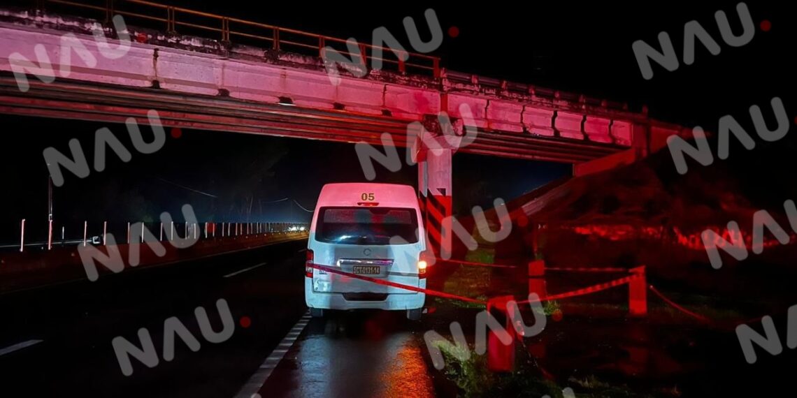 Quedó debajo de una combi de pasaje