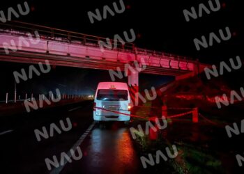 Quedó debajo de una combi de pasaje