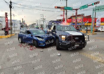 Se registra accidente en un semáforo