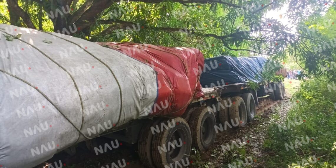 Más de 800 mil pesos en daños en accidente de tráiler