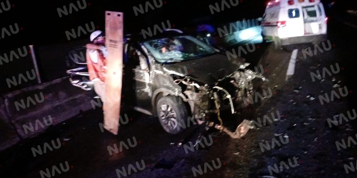 Vehículo se estrella en el muro de contención y ocasiona un accidente, dejando una persona lesionada