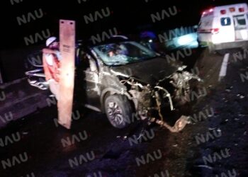 Vehículo se estrella en el muro de contención y ocasiona un accidente, dejando una persona lesionada