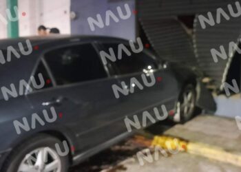 Abandonan vehículo tras chocar contra empresa de venta de caramas de seguridad