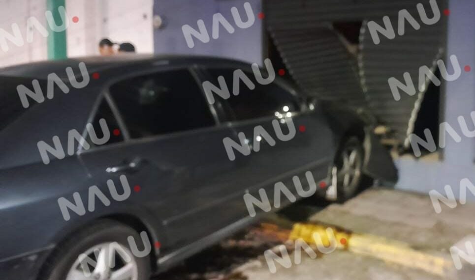 Abandonan vehículo tras chocar contra empresa de venta de caramas de seguridad