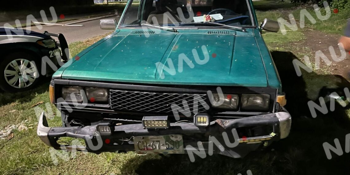 Abandonan vehículo tras chocar contra un poste de luz