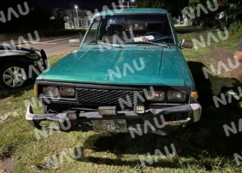 Abandonan vehículo tras chocar contra un poste de luz