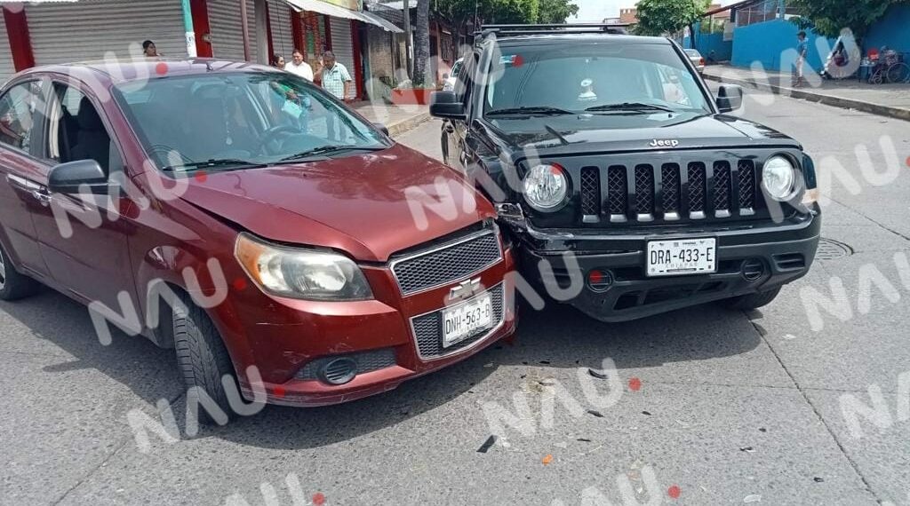 Chocan dos vehículos