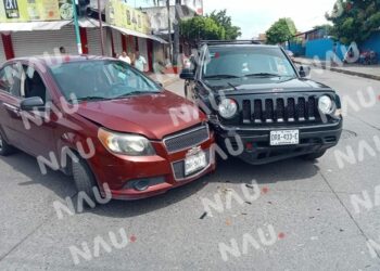 Chocan dos vehículos