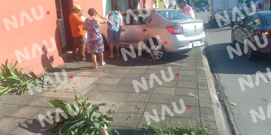 Chocó contra una casa luego de que un vehículo le hizo corte de circulación