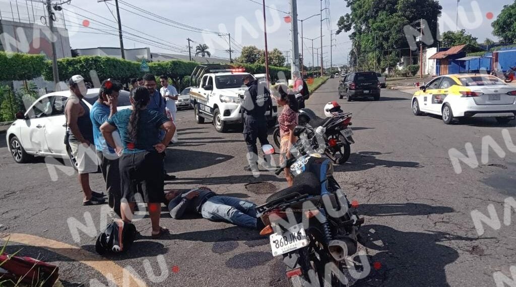 Choque de carro y motocicleta deja un lesionado