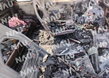 Conato de incendio se registra en el motor de un vehículo