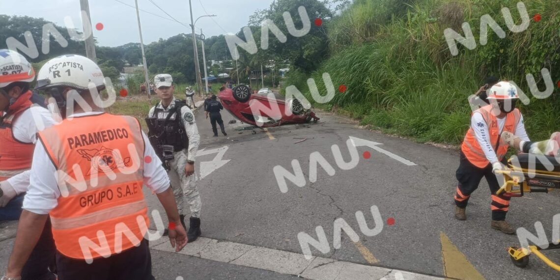 Dos heridos deja volcadura que se presume fue provocada