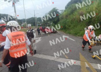 Dos heridos deja volcadura que se presume fue provocada