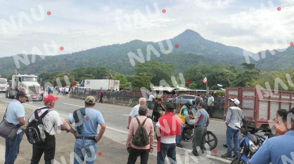 Empleados y habitantes de diversas comunidades bloquean carretera costera