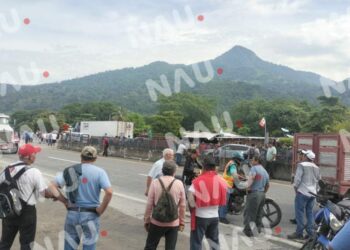 Empleados y habitantes de diversas comunidades bloquean carretera costera