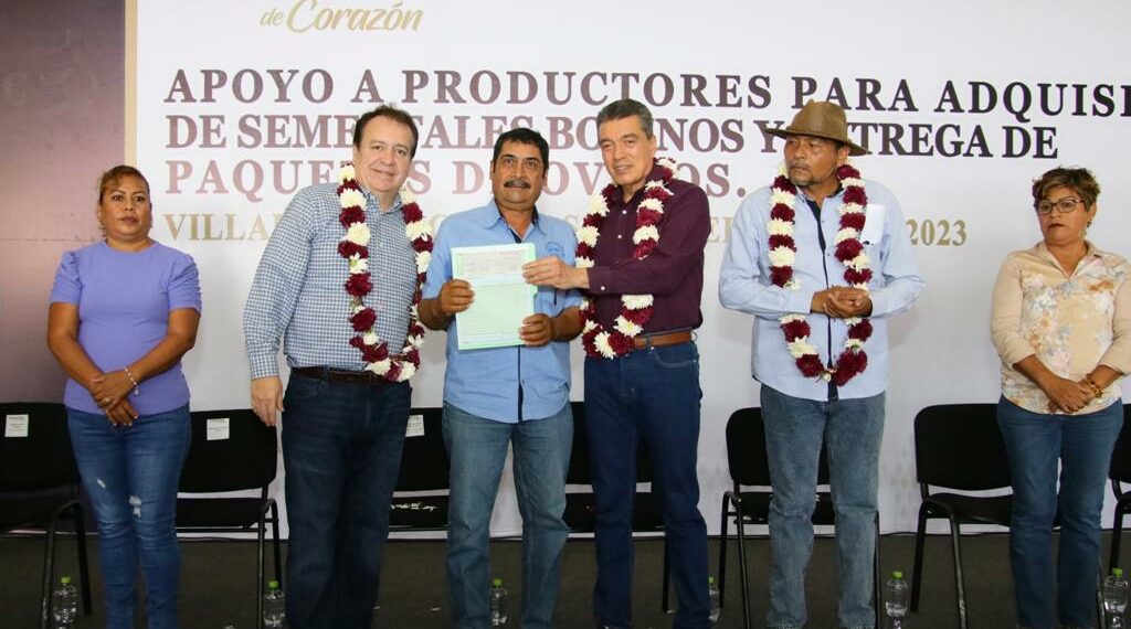 En Villaflores, Rutilio Escandón entrega apoyos a mujeres y hombres productores de ganado ovino y bovino