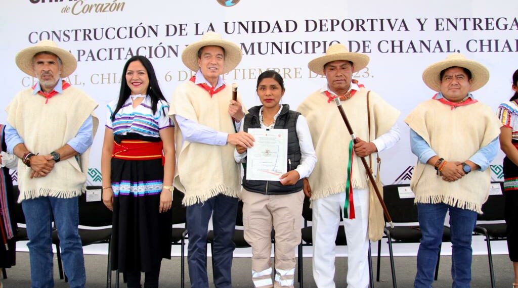 Inaugura Rutilio Escandón Unidad Deportiva del municipio de Chanal