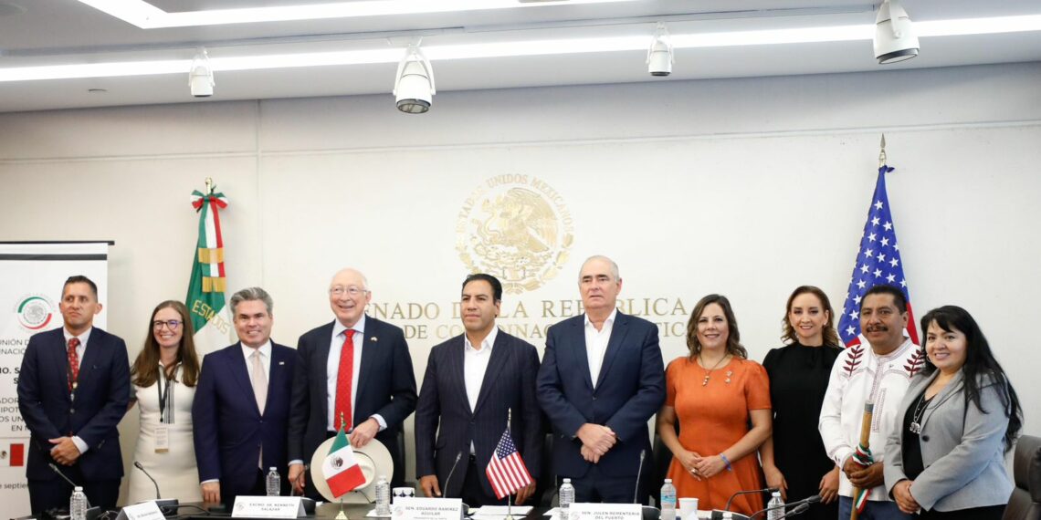 Eduardo Ramírez y Ken Salazar hablan de la relación México-Estados Unidos