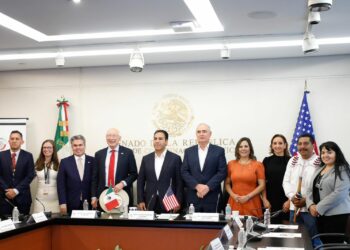 Eduardo Ramírez y Ken Salazar hablan de la relación México-Estados Unidos