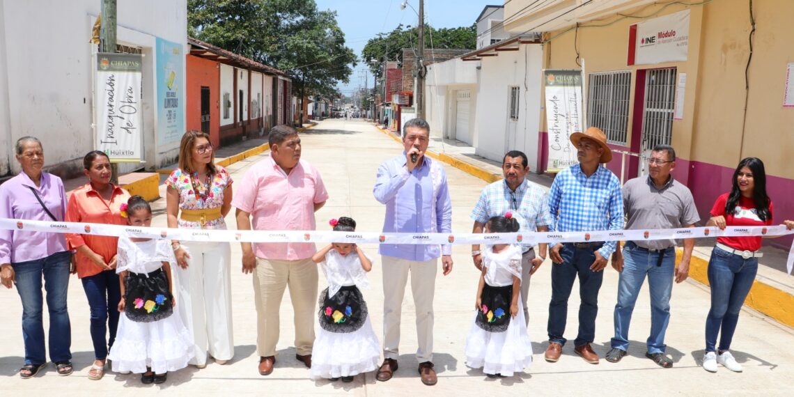 Inaugura Rutilio Escandón pavimentación integral de calles en Huixtla