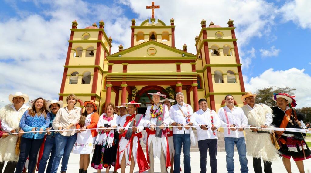 En Huixtán, Rutilio Escandón inaugura pavimentación de calles en la localidad de Lázaro Cárdenas Chilil