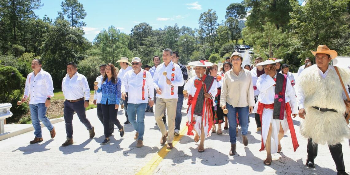 Rutilio Escandón inaugura obra carretera en la localidad El Rancho, de Huixtán