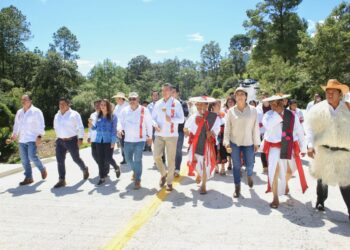 Rutilio Escandón inaugura obra carretera en la localidad El Rancho, de Huixtán